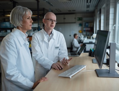 In Ludwigshafen unterstützt Dr. Stefan Seemayer, Experte für Protein Engineering und computergestützte Biologie, unter anderem Projektleiterin Dr. Barbara Navé, die große Datenmenge auszuwerten