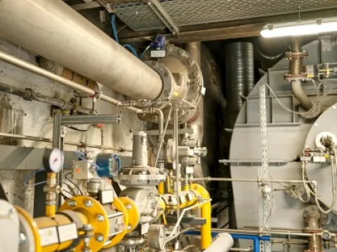 Waste to Energy: Die Energie aus dem Drehrohrofen nutzt das Unternehmen Richard Geiss für die Lösemitteldestillation und spart damit rund ein Viertel Gas sowie 1.482 Tonnen CO2 im Jahr