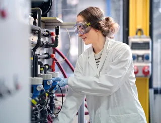 Vera Beier aus dem Bereich Process Technology & Engineering testet die Elektrodialysekreisläufe in der Pilotanlage in Hanau